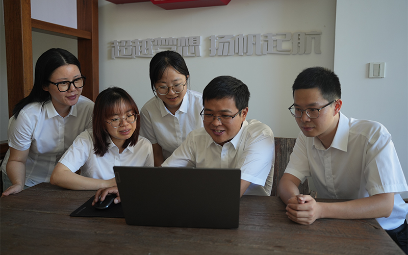 青年員工討論數字化課題。臨安煙草供圖