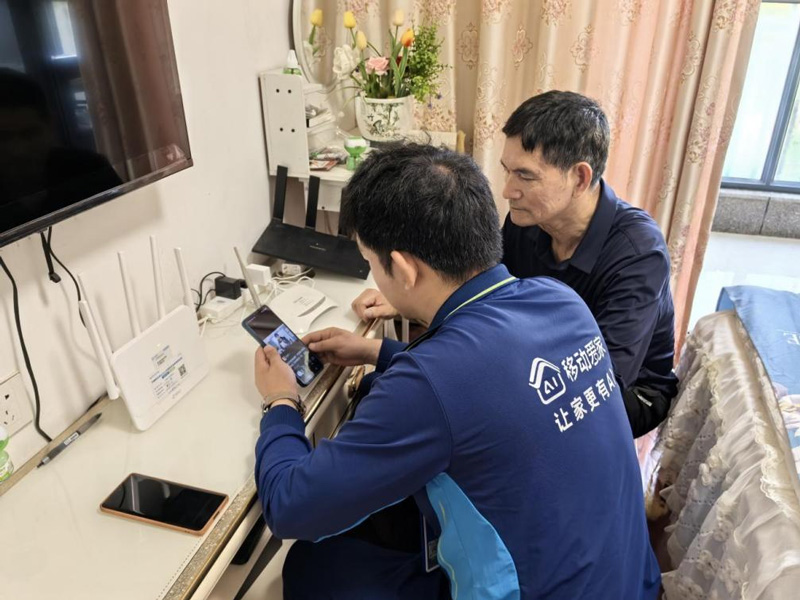 工作人員為住戶安裝寬帶。浙江移動供圖