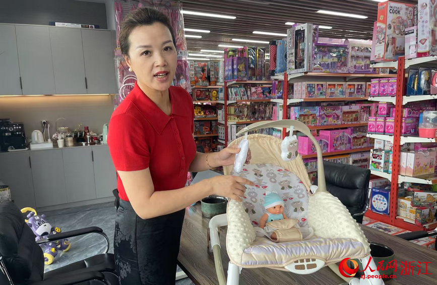 陳美君介紹店鋪最新推出的嬰兒躺椅。人民網記者 王麗瑋攝