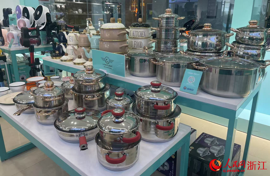 在位于義烏國際商貿城二區5樓的Yiwu Selection品牌出海集合店里，2000余款商品整齊陳列。人民網記者 王麗瑋攝