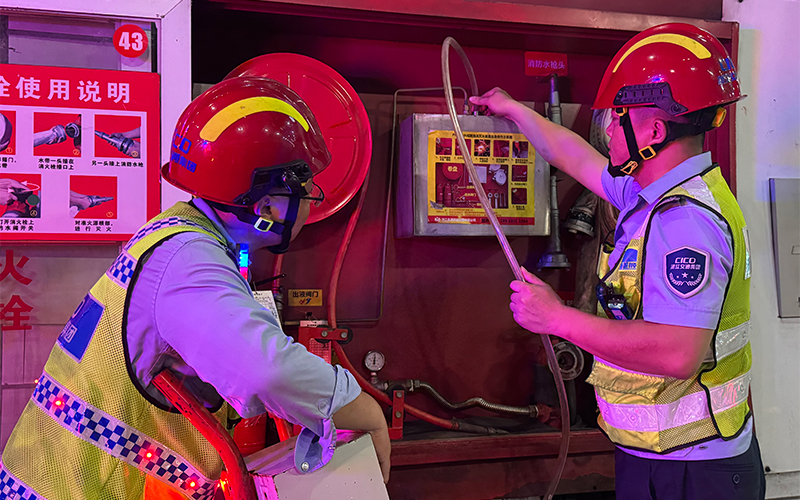 巡檢員檢查隧道消防裝置。方怡穎攝