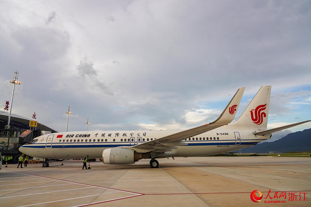 7月18日，由北京首都國際機場飛來的CA1873次航班?？吭邴愃畽C場。人民網 章勇濤攝