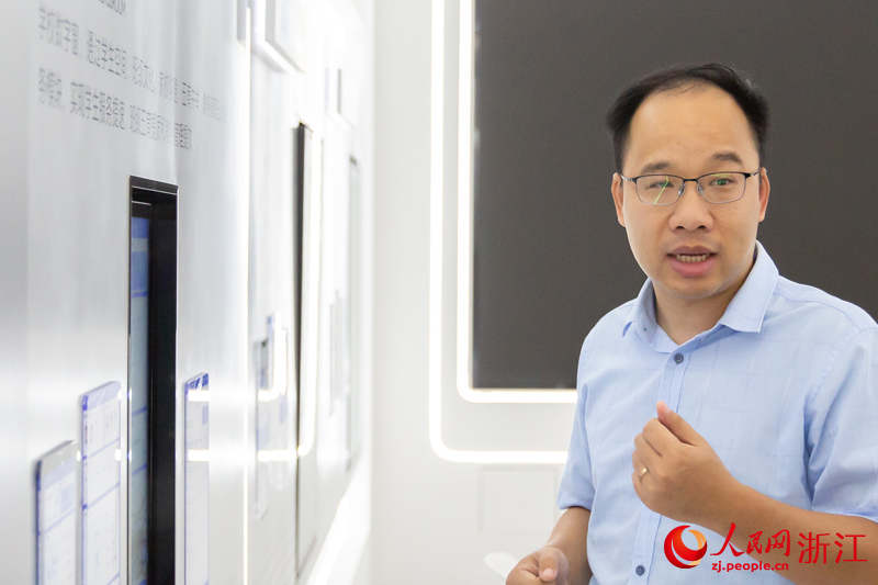 倪培剛在“數智海實”展廳介紹學校數字化產品。人民網記者 艾宇韜攝