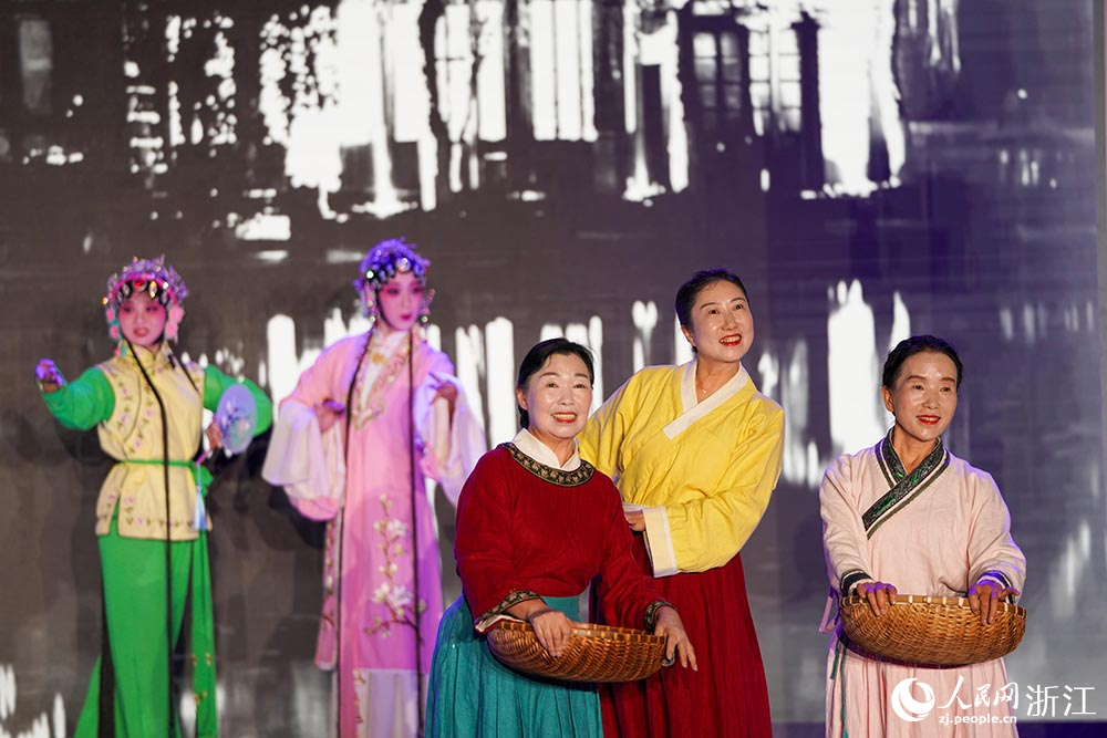 7月19日，演員在麗水國際會展中心演繹情景村歌《古村昆韻》。人民網 章勇濤攝