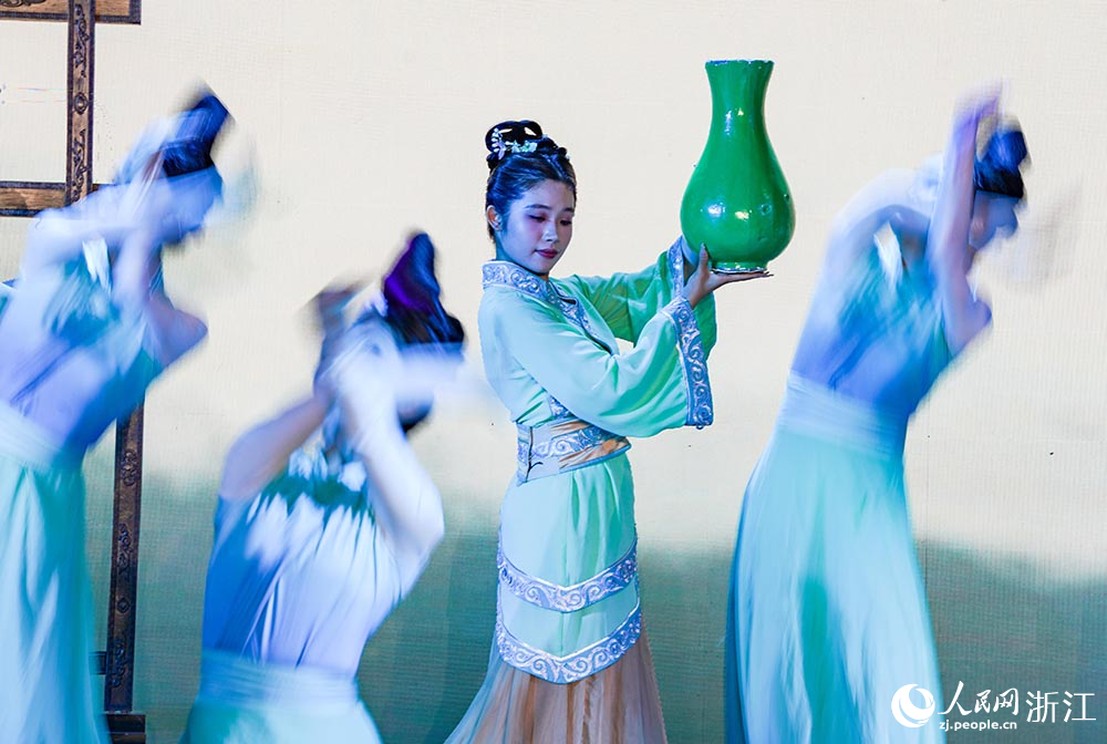 7月19日，演員在麗水國際會展中心演出音舞詩《處州風華錄》。人民網 章勇濤攝