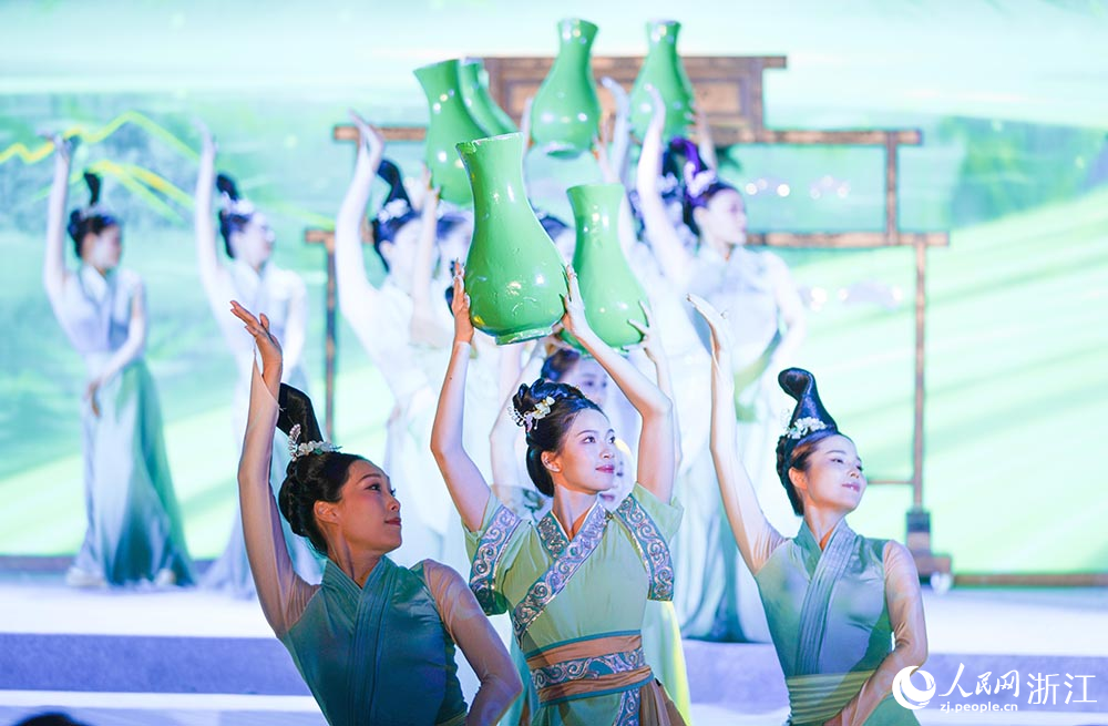 7月19日，演員在麗水國際會展中心演出音舞詩《處州風華錄》。人民網 章勇濤攝