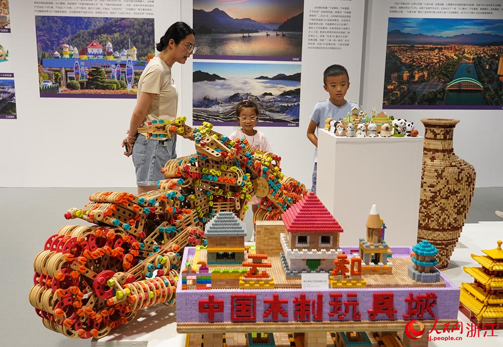 260多張圖片和100多件實物，帶領麗水市民回顧過去的時光。人民網 章勇濤攝