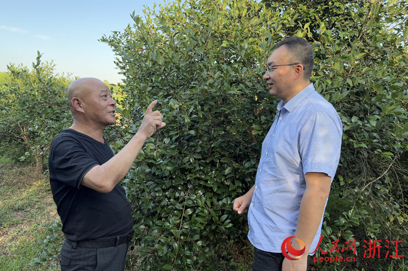 曹永慶正在和種植戶交流。人民網 方彭依夢攝