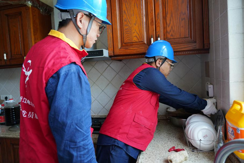 志愿者入村開展電力服務。杭州龍源電力有限公司供圖