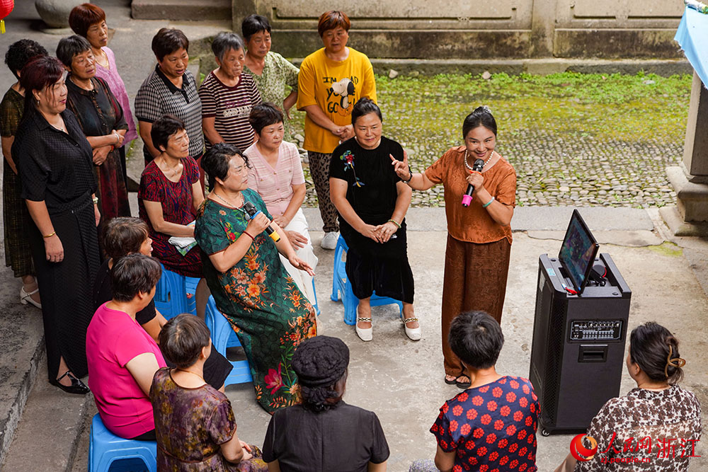 浙江省嵊州市長樂鎮小昆村，文化特派員在指導村民練習越劇。人民網 章勇濤攝
