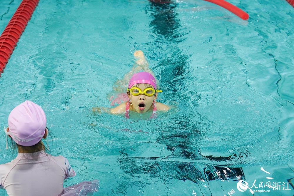 在浙江省嘉興市秀洲區一游泳館，孩子們練習游泳。人民網 章勇濤攝