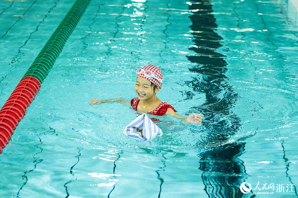 在浙江省嘉興市秀洲區一游泳館，孩子們練習游泳。人民網 章勇濤攝