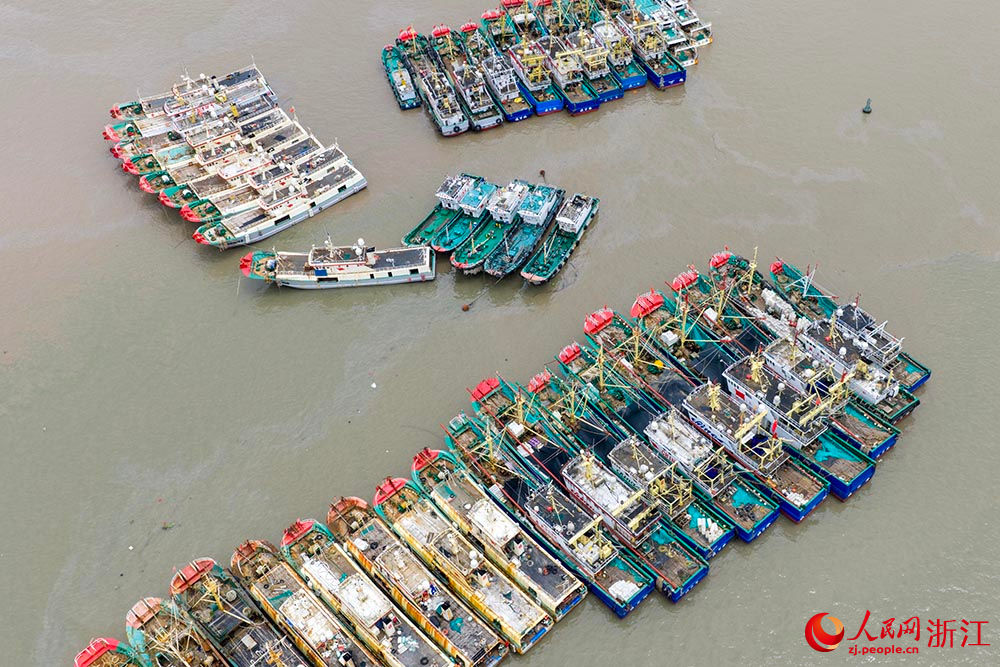 浙江省溫嶺市松門鎮礁山漁港，漁船靠港避風。人民網 章勇濤攝