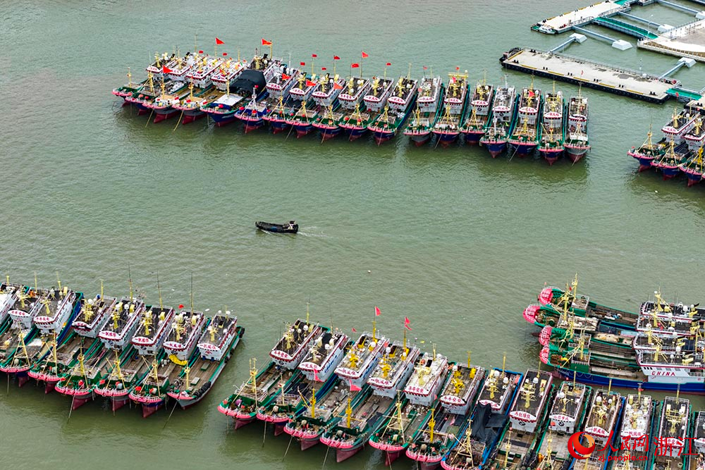 浙江省溫嶺市松門鎮礁山漁港，漁船靠港避風。人民網 章勇濤攝
