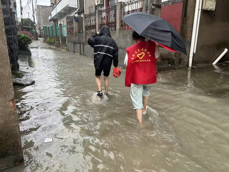 寧波慈溪匡堰鎮，志愿者為獨居孤寡老人送去方便面等物資。慈溪市委宣傳部供圖