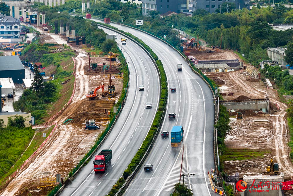 甬臺溫改擴建寧波南段項目寧波西塢至麻岙嶺段施工現場。人民網 章勇濤攝