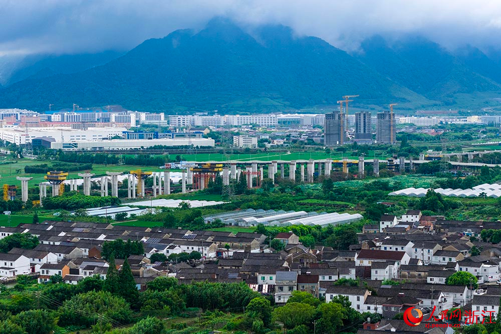 甬臺溫改擴建寧波南段項目寧波西塢至麻岙嶺段施工現場。人民網 章勇濤攝