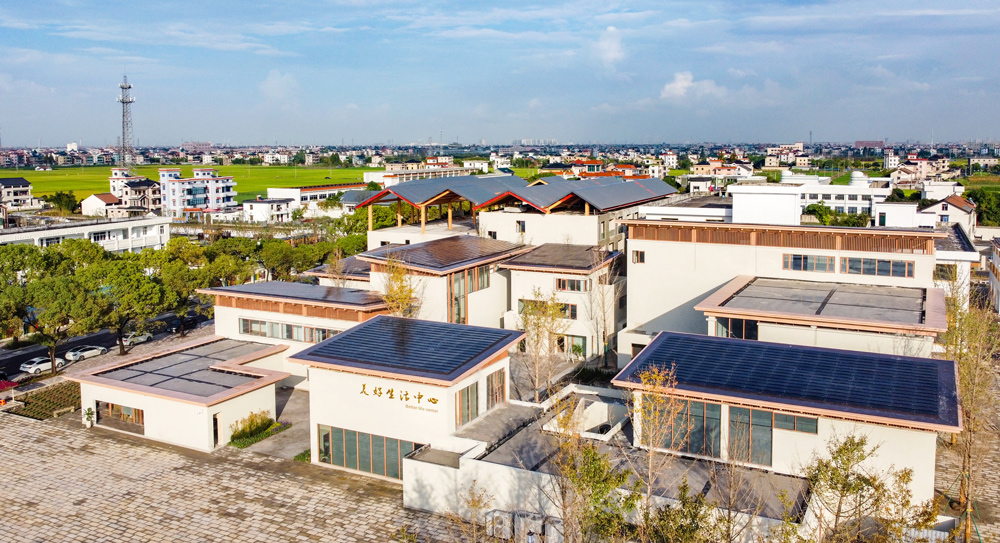 美好生活中心屋頂上排列著整齊的光伏面板，在陽光下靜靜佇立，與藍天相映成趣。蕭山區委宣傳部供圖