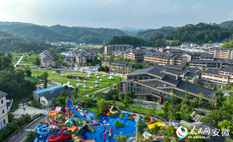 俯瞰溫泉小鎮的水上樂園、戶外營地、康養中心。人民網記者 陶濤攝