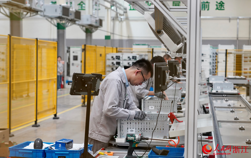 極能數字裝備制造中心內，工人們正專注地組裝新一代數字配電柜。人民網記者 郭揚攝