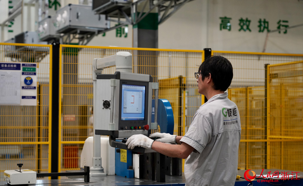 極能數字裝備制造中心內，工人正在操作設備。人民網記者 郭揚攝