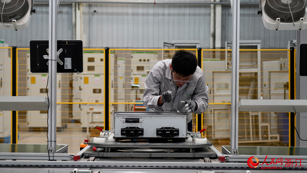 極能數字裝備制造中心內，工人正專注地組裝新一代數字配電柜。人民網記者 郭揚攝