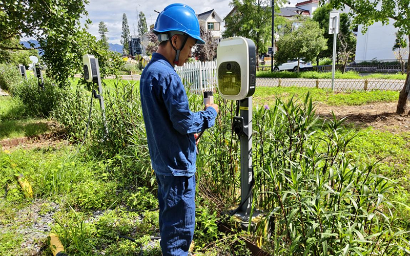 巡檢人員對充電樁關鍵部位進行檢查。杭州龍源電力有限公司供圖