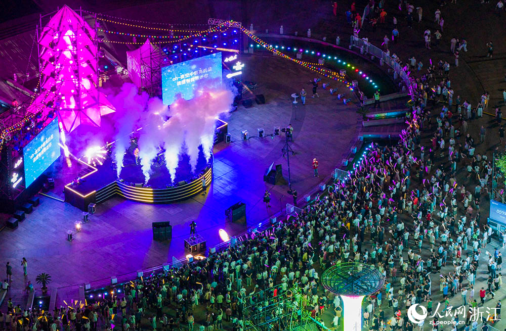 8月8日，市民在浙江紹興柯橋瓜渚湖畔參與夏日盛宴。人民網 章勇濤攝