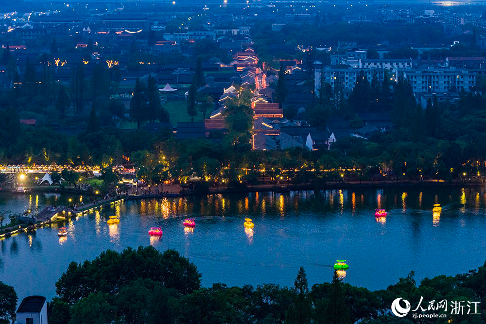 俯瞰寧波市江北區慈城古縣城夜景。人民網 章勇濤攝