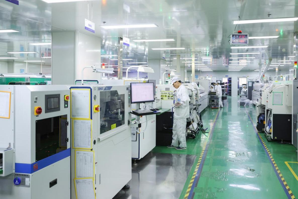 安徽南陵，雅葆軒電子生產線一片繁忙景象。人民網記者 張俊攝