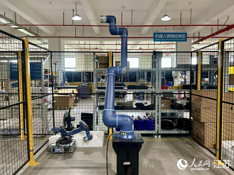 埃斯頓酷卓協作機器人正在做跑合測試。人民網 王丹丹攝