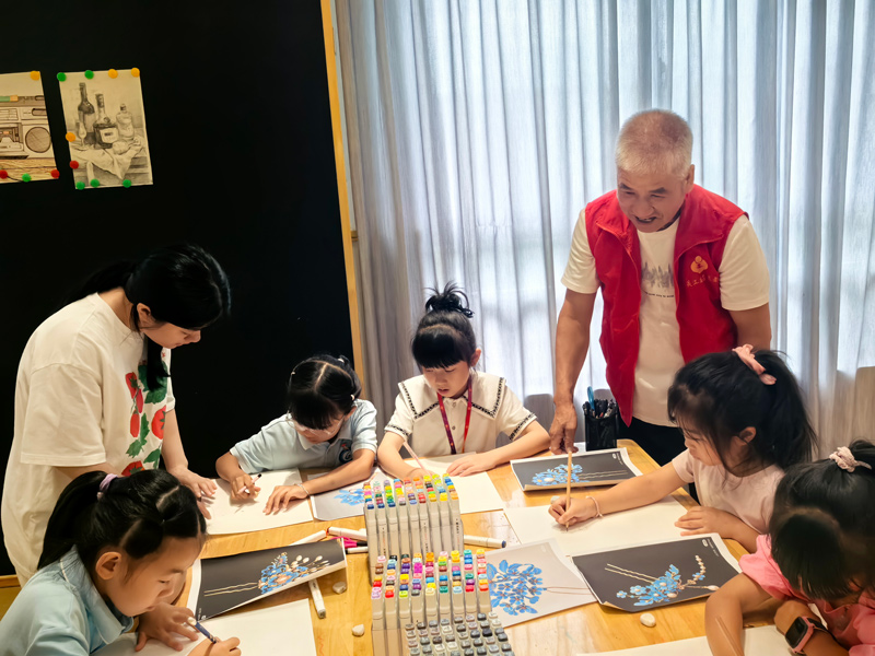 老干部正在照看孩子們。橫街鎮供圖