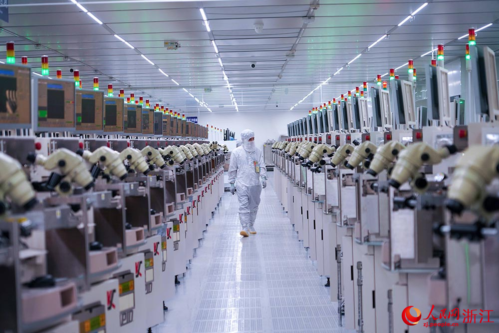 近日，在浙江省余姚市中意寧波生態園一封測企業的自動化生產線，依托智能控制系統，實現全流程數字化管控，大幅提升生產效能。人民網 章勇濤攝