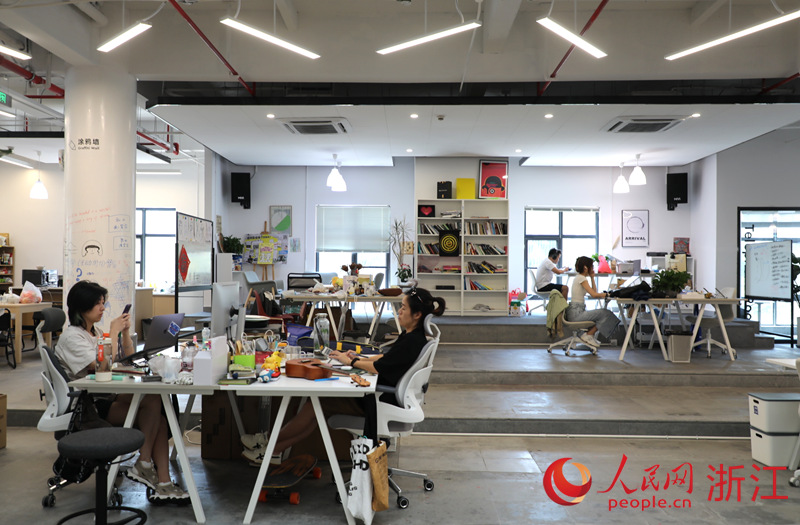 青年們在 “DN余村”數字游民公社處理工作。人民網 方彭依夢攝