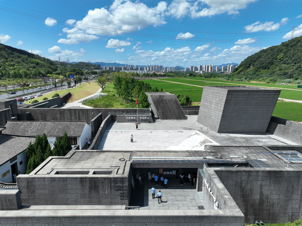8月15日，人們在抗日戰爭勝利浙江受降紀念館參觀（無人機照片）。翁忻旸攝