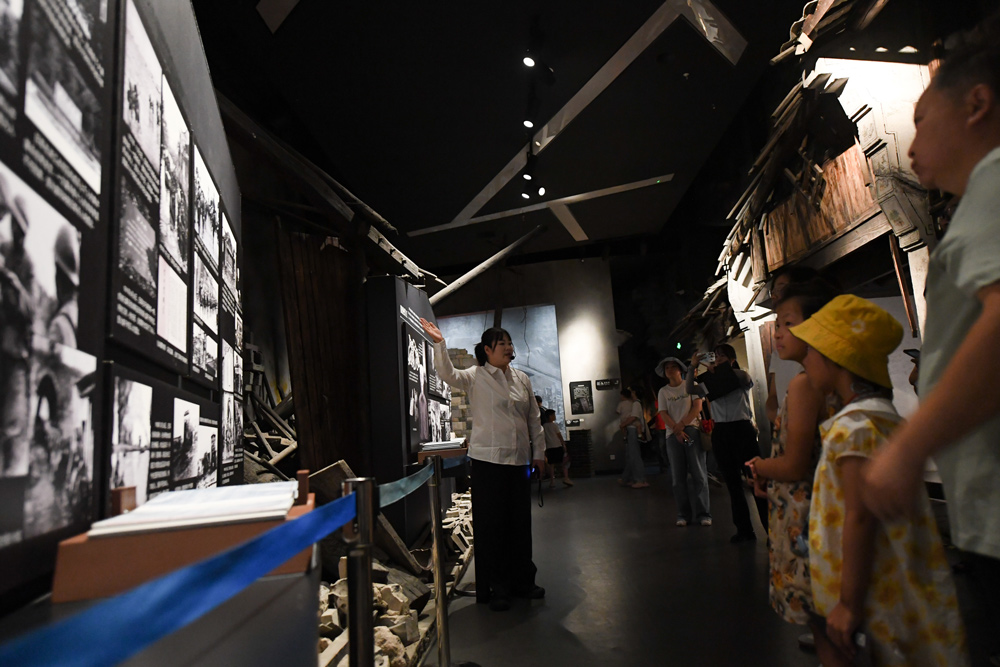 8月15日，人們在抗日戰爭勝利浙江受降紀念館參觀。翁忻旸攝