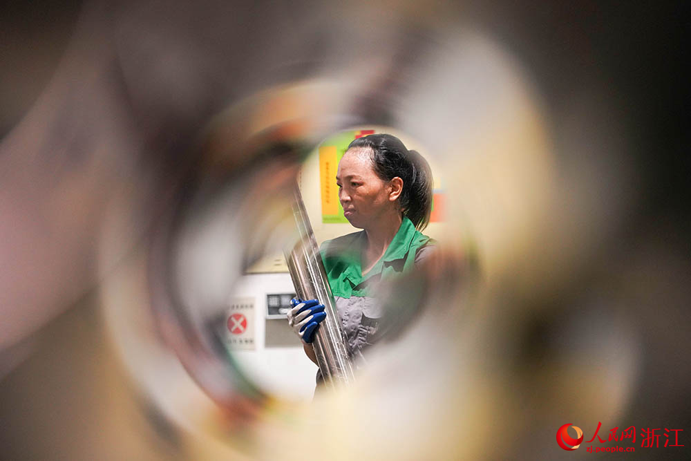 在浙江省臺州市黃巖區高橋街道一家水泵生產車間內，工人正在趕制訂單。人民網 章勇濤攝