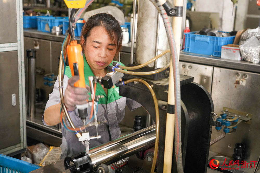 在浙江省臺州市黃巖區高橋街道一家水泵生產車間內，工人正在趕制訂單。人民網 章勇濤攝