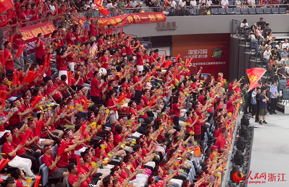 諸暨球迷方陣。人民網記者 艾宇韜攝