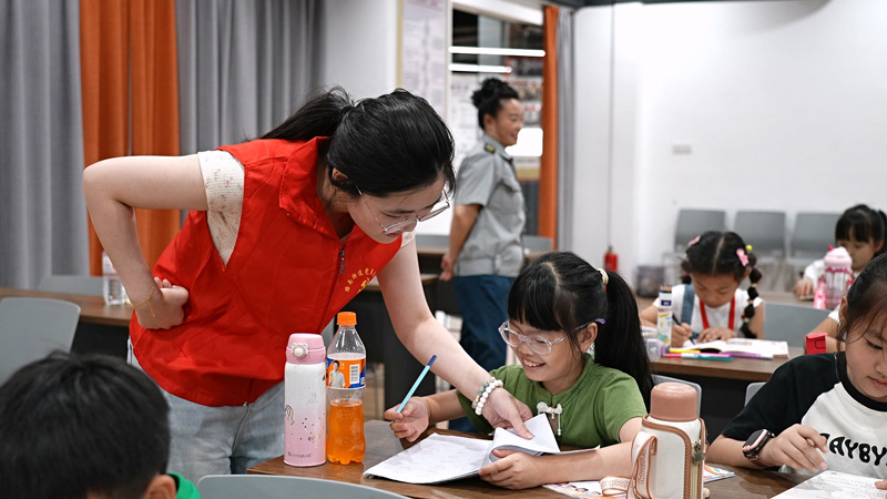 開展課業輔導。路南街道供圖