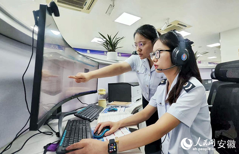 在辦稅服務廳，工作人員正在遠程指導市民辦理稅費業務。人民網記者 周坤攝