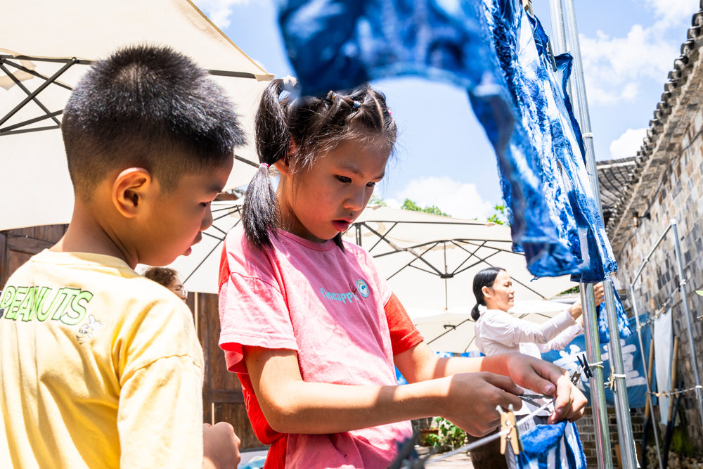 孩子們體驗扎染技藝。周衍平攝