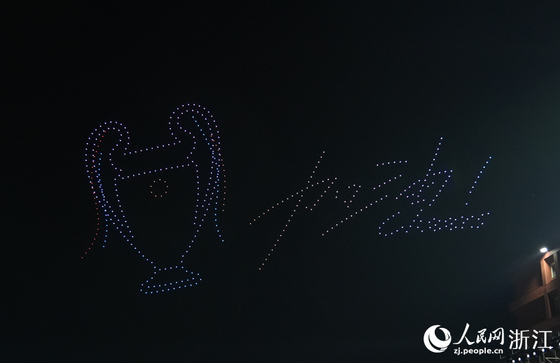 中場休息環節，無人機組成多種圖案為比賽加油。人民網 劉欣蔚攝