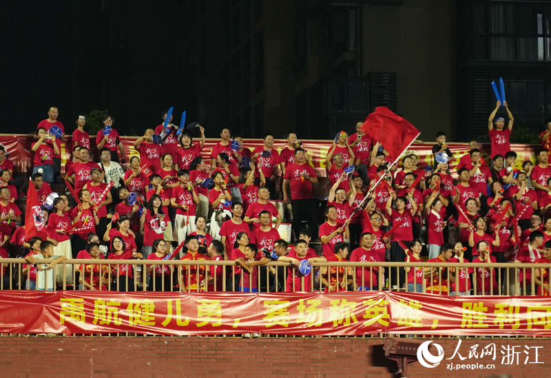 球迷們為比賽加油助威。人民網 劉欣蔚攝