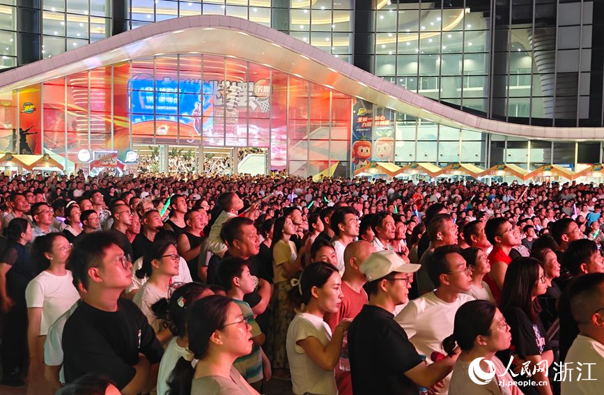 在余姚市公共文化中心特別設置的“浙BA”直播觀賽點，市民熱情高漲。人民網記者 張帆攝