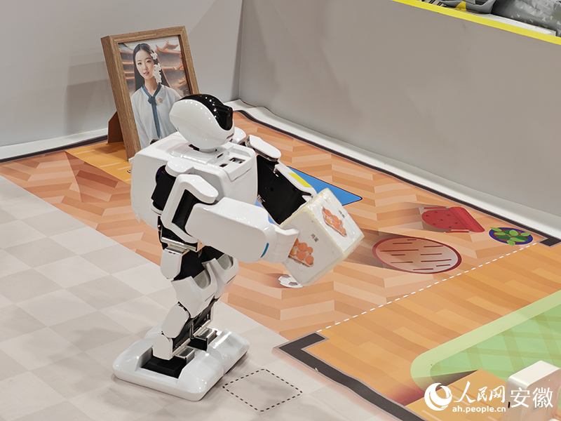 小型機器人完成指令動作。人民網 丁紀攝