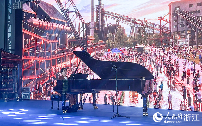 鋼琴曲《杭鋼之歌》首度奏響。人民網記者 艾宇韜攝