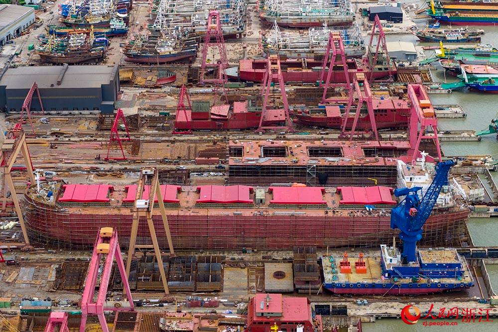 近日，在浙江省溫嶺市松門鎮一家造船企業，各類大型船舶正在建造，現場一派繁忙景象。人民網 章勇濤攝