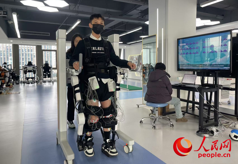 程天科技研發人員正在對外骨骼設備進行測試。人民網記者 王麗瑋攝