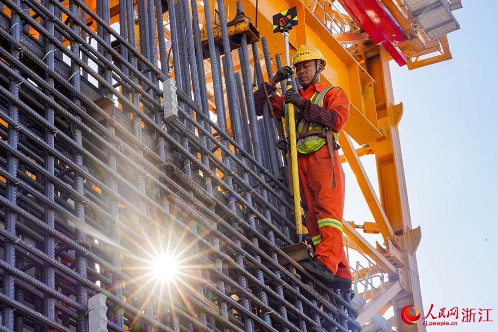在浙江省寧波市鎮海區甬江特大橋施工現場，測量員正在作業。人民網 章勇濤攝